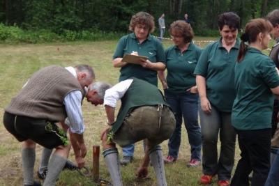Die Frauenmannschaft des Gartenbauvereins beim Hufeisenwerfen