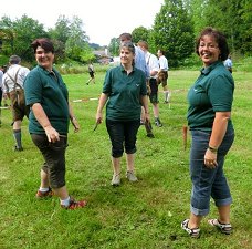 Damenmannschaft des Gartenbauvereins beim UWG-Hufeisenwerfen