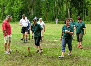 Damenmannschaft des Gartenbauvereins beim UWG-Hufeisenwerfen