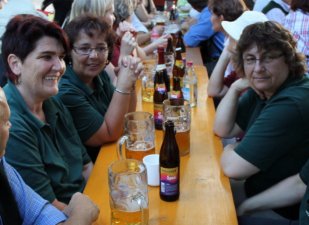 Damenmannschaft des Gartenbauvereins beim UWG-Hufeisenwerfen